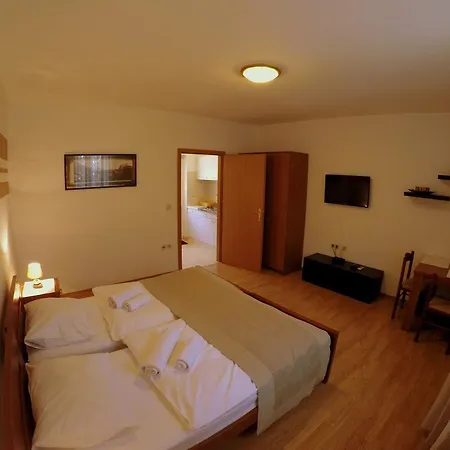 Dalmatino Apartment *